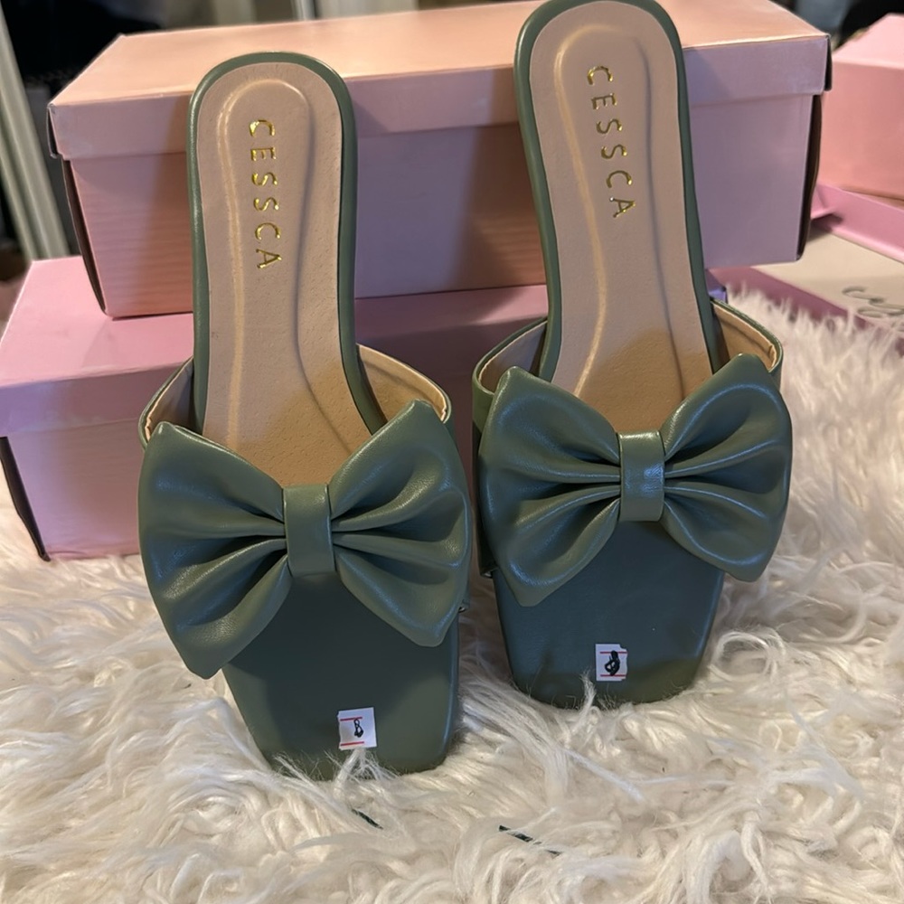 FLAT SLIPPERS SIZE 8 NEW NEVER WORN